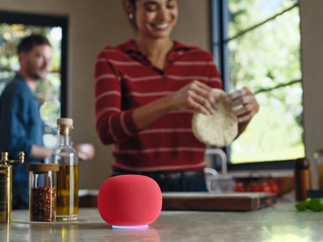 De nieuwe Google Home Speaker werd in oktober vorig jaar al getoond, maar komt binnenkort dan toch echt op de markt. Alleen niet in deze fraaie rode kleur, in elk geval niet in Nederland.