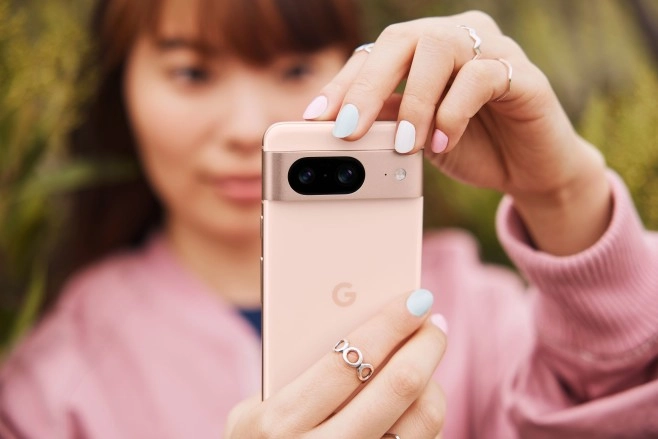 De Google Pixel 8 en Pixel 8 Pro hebben een direct herkenbaar ontwerp. De verschillen met de vorige generatie zijn subtiel, en er zijn nieuwe kleuren. Zoals roze voor de Pixel 8.