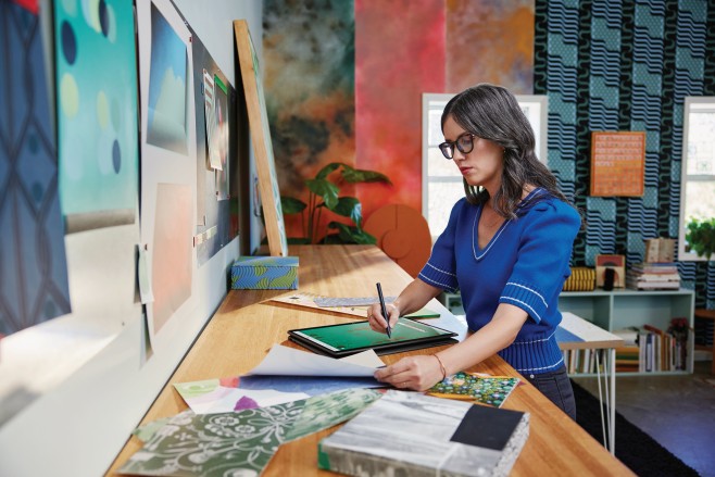 De HP Spectre x360 16 (202) kan je met zijn touchscreen en pen ook als grote (teken)tablet inzetten.