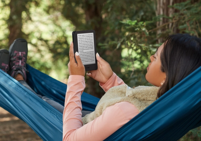 De basisuitvoering van de 2024 Amazon Kindle is er nu ook met een kleurtje, en een iets beter scherm. De Scribe en de Paperwhite zijn ook vernieuwd.