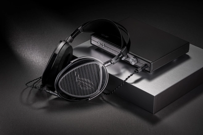 De ROG Kithara is een gaming headset met HiFi-aspiraties. Zijn planar magnetic drivers, analoge aansluitingen en open ontwerp zijn alle zeldzaam in de wereld van luxere gaming headsets.