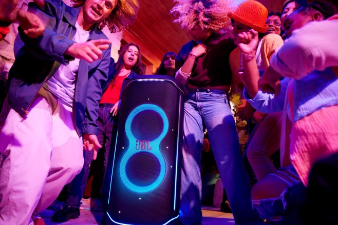 De JBL Partybox Ultimate moet je twee basketbalvelden verderop ook nog goed kunnen horen.&nbsp;