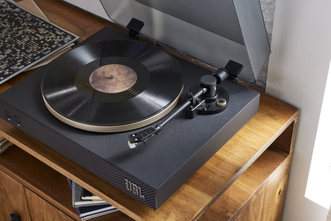 De JBL Spinner BT is een draaitafel met ingebouwde Bluetooth-zender (en analoog-digitaal converter).