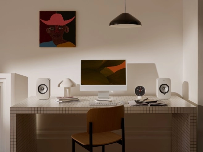 De KEF LSX II LT streaming speakers zijn een stereopaar dat een beduidend fraaier stereobeeld zal oproepen dan een enkele streaming speaker. Vergeleken met de LSX II levert hij maar een paar zaken in, voor een aanmerkelijk lagere prijs.
