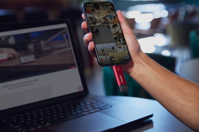 De Kingston Dual Portable SSD is klein en licht genoeg om overal naartoe mee te nemen. Omdat er geen kabels nodig zijn, prik je 'm zo in je laptop - of smartphone.