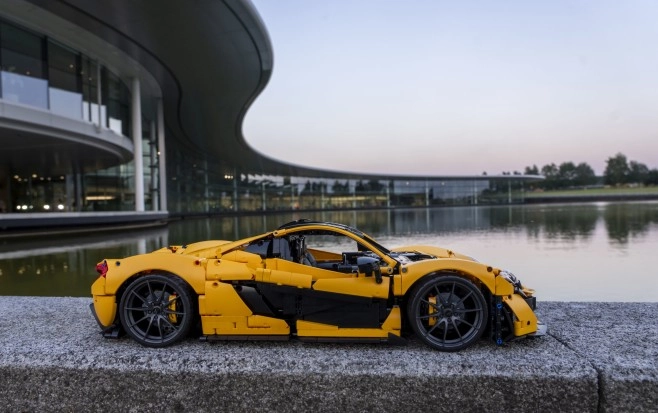 De LEGO Technic McLaren P1 is de toevoeging aan de Ultimate Car Series van 2024. Dit 1:8 schaalmodel moet de essentie van de legendarische hypercar uit 2013 in bijna 4000 bouwsteentjes overbrengen.