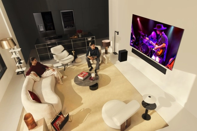 De LG OLED G4 biedt dit jaar de keuze tussen een uitvoering voor wandmontage en voor plaatsing op een meubel. De prijs is gelijk, alleen het typenummer is net even anders.