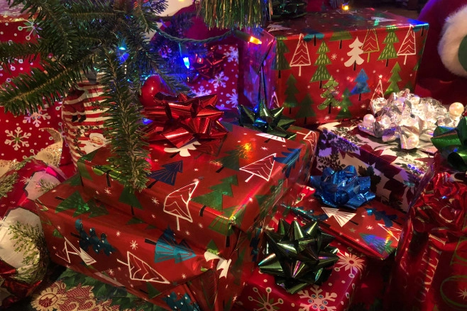 De 2022 december giveaway weggeefactie van TechFi komt eraan, met mooie prijzen voor onze lezers van onze partners! (Foto door <a href="https://unsplash.com/@lizsprin?utm_source=unsplash&amp;utm_medium=referral&amp;utm_content=creditCopyText">Liza Springer</a> via <a href="https://unsplash.com/s/photos/gifts?utm_source=unsplash&amp;utm_medium=referral&amp;utm_content=creditCopyText">Unsplash</a>)