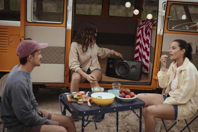 De Teufel Motiv XL is een forse streaming speaker. Dankzij de ingebouwde accu kan je 'm ook buiten gebruiken, al is hij te zwaar om even naar het park te dragen.