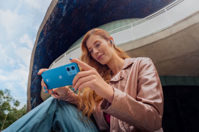 De Motorola edge 40 Neo is verkrijgbaar in twee uitvoeringen met een 'vegan leather' achterzijde, waarvan &eacute;&eacute;n deze fraaie 'Caneel Bay' kleur heeft.