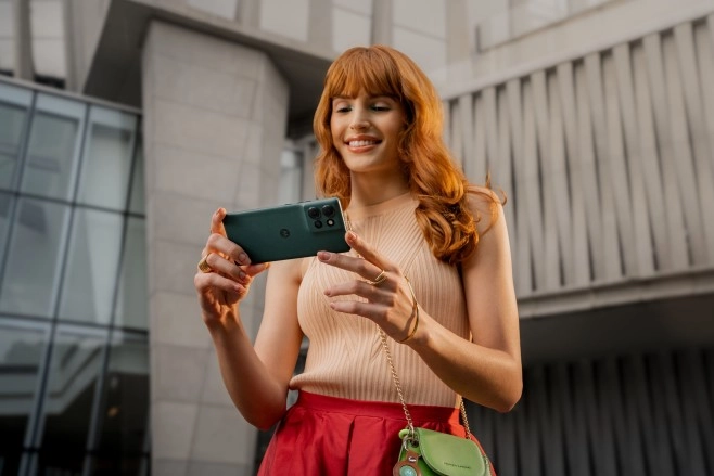 De Motorola Edge 50 komt in drie kleuren, waarvan twee 'vegan leather' en &eacute;&eacute;n 'vegan suede'.&nbsp;