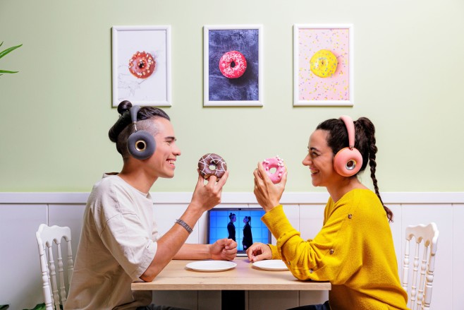 De AirCore OWH hoofdtelefoon van MovEngine mag qua design wat bijzonder ogen, de belofte van open of gesloten weergave naar wens &eacute;n draadloos gebruik maken het tot een interessante optie in een zeer competetieve markt.&nbsp;