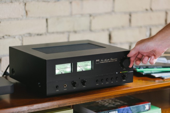 De NAD C 3030S bevat alle elektronica voor een hoogwaardig BluOS multiroom-apparaat, naast krachtige versterking en aansluitingen voor nostalgischer bronnen, zoals een platenspeler. Wie geen WiFi wens, kan besparen met de C 3030, die alleen Bluetooth biedt.
