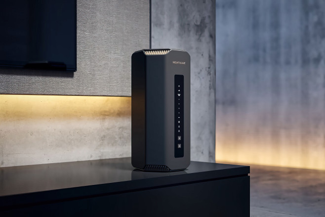 De Netgear Nighthawk RS700S wijkt qua design flink af van de bekende hoekige modellen, maar gebruikt het nieuwe ontwerp direct nuttig.