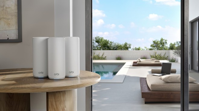 De Netgear Orbi 870 komt, zoals de naam al aangeeft, tussen de Orbi 970 en 770 in het assortiment qua prestaties en prijs.<br />
&nbsp;
