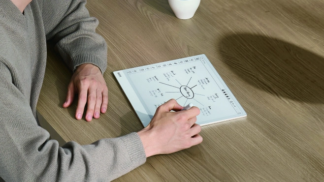 De BOOX Note Max is een e-reader voor wie m&eacute;&eacute;r wil dan alleen lezen - aantekeningen maken kan ook, en zelfs typen met de optionele type cover.