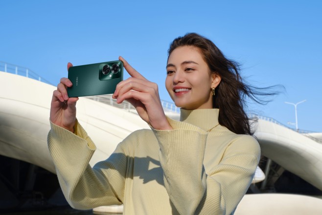 De OPPO Reno11 F 5G is een betaalbaar middenklasse toestel dat zich onderscheidt met een waterdichte behuizing en accu die in meerdere opzichten lang moet meegaan.