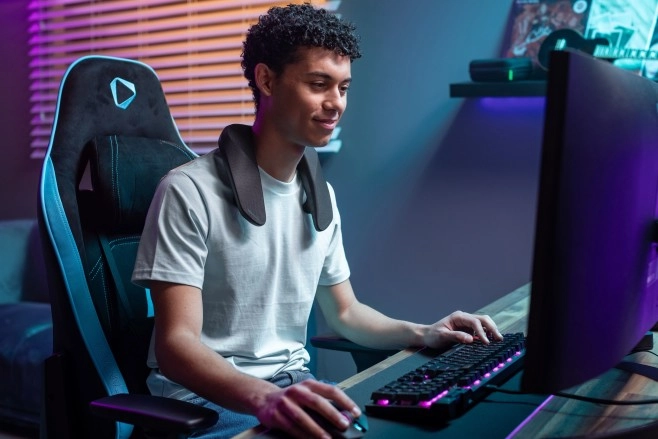 De Panasonic 'SoundSlayer' gaming speaker draag je niet op je hoofd, maar op je schouders.