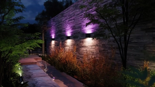 De Philips Hue Dymera wandlamp is binnen en buiten te gebruiken.