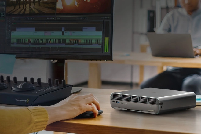 De QNAP TBS-h574TX NASbook is een high-end externe opslag met veel eigen rekenkracht en ondersteuning voor tot vijf snelle ssd's, die via Thunderbolt 4 en het netwerk benaderd kunnen worden.