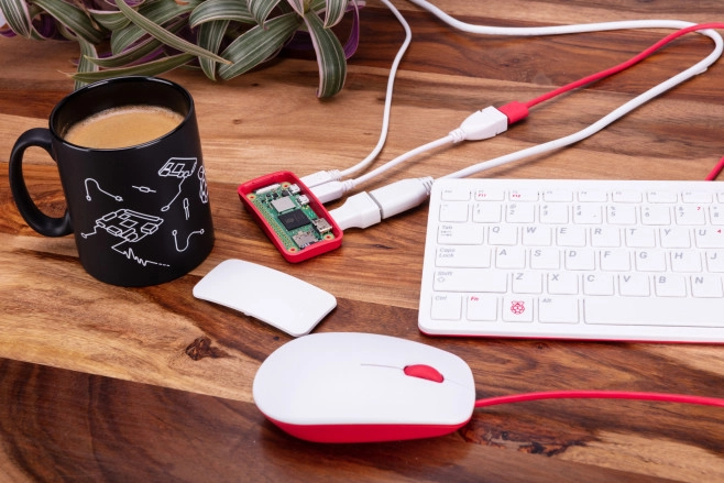 De Raspberry Pi is er ook in zeer kleine varianten, zoals de hier getoonde Zero. Ook daarvoor zijn weer bijpassende behuizingen en andere accessoires.