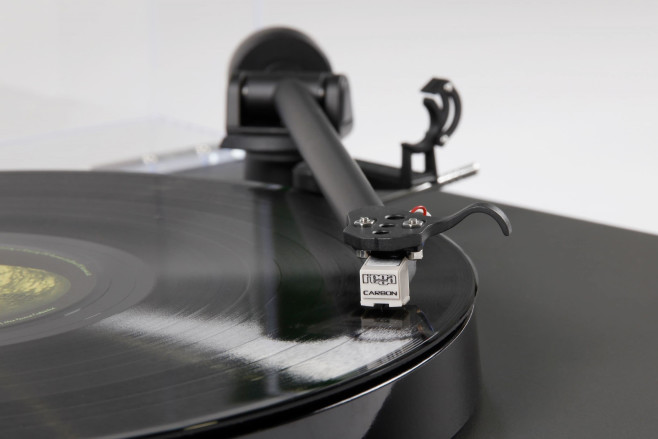 Voor vrienden van vinyl: Rega System One review op HiFi.nl