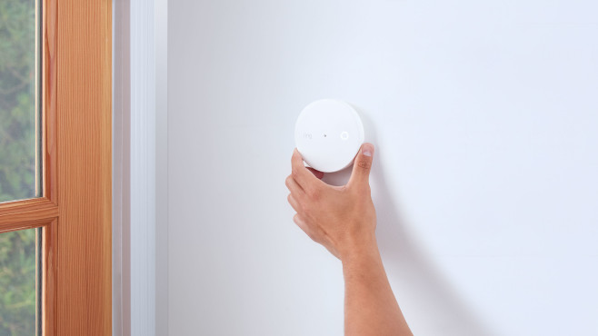 De Ring Alarm Glass Break Sensor, je verwacht het niet, detecteert en alarmeert bij brekend glas