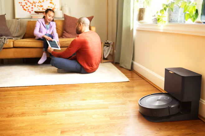 De Roomba j7+ is een robotstofzuiger die slimmer wordt, naarmate je hem langer gebruikt