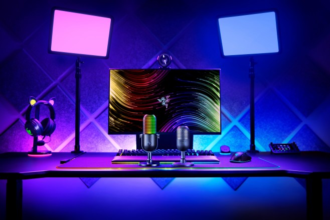 De nieuwe Razer Seiren V3 microfoons sluiten goed aan in een kleurrijke studio-omgeving.