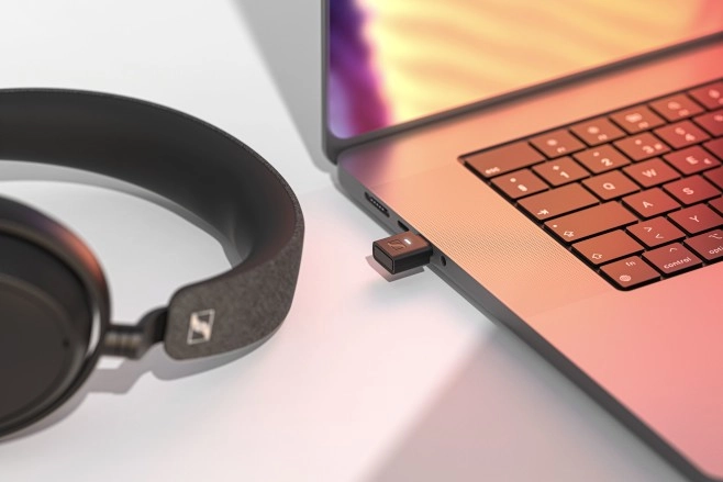 De Sennheiser BTD 700 is een kleine Bluetooth adapter, waarmee je je smartphone, tablet of laptop kan voorzien van ondersteuning voor moderne Bluetooth codecs.