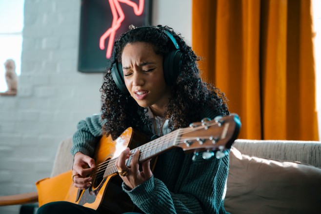De Sennheiser HD 480 PRO is ontworpen voor gebruik door muzikanten en producers in de studio, maar moet ook HiFi-liefhebbers aanspreken met 'eerlijke' weergave (lees: een nauwkeurige bas en vlakke frequentierespons).