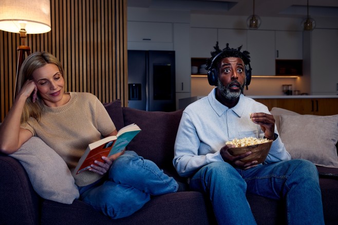 Met de Sennheiser RS 275 kan je alleen kijken naar de TV zonder je partner te storen - maar veel logischer is een tweede Auracast-compatibele hoofdtelefoon erbij pakken en s&aacute;men genieten.&nbsp;