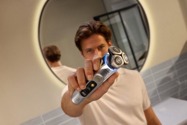 De Philips i9000-serie scheerapparaten werkt met AI en scheert droog en nat. Het topmodel komt met een oplader met bacteriedodend UV-licht en krijgt 7 jaar garantie.