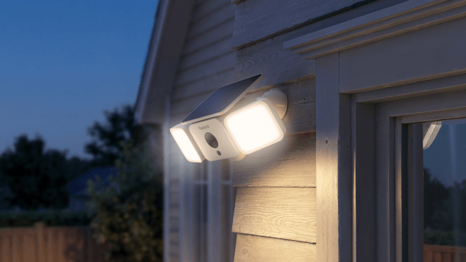 De Reolink Solar Floodlight Cam oftewel Reolink Floodlight F310B is een QHD beveiligingscamera die wordt geflankeerd door twee zeer krachtige schijnwerpers. Een zonnepaneel maakt hem volledig draadloos.