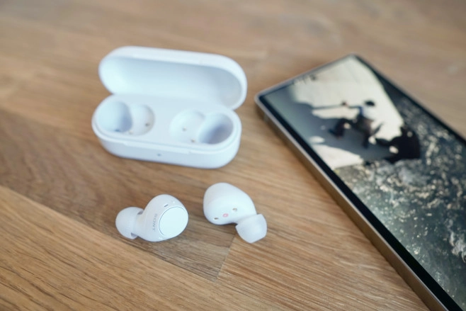De Sony WF-C510 oortjes hebben geen ruisonderdrukking, maar wel een modus om omgevingsgeluid door te laten. Ze klinken beter dan je gezien de prijs zou verwachten.