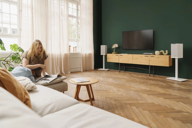 De Teufel Stereo M 2 zijn net als de voorgangers uit de kluiten gewassen boekenplank luidsprekers. Deze tweede versie is flink gemoderniseerd, zowel qua audio-eigenschappen als qua streaming functies.