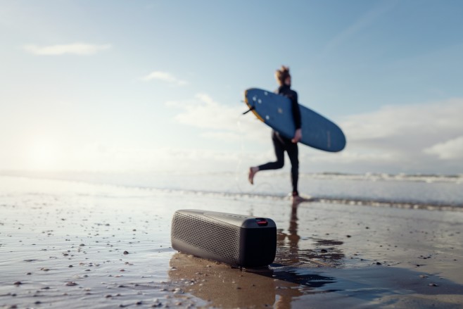 TP Vision introduceert twee robuuste, waterdichte Philips bluetooth speakers voor sporters