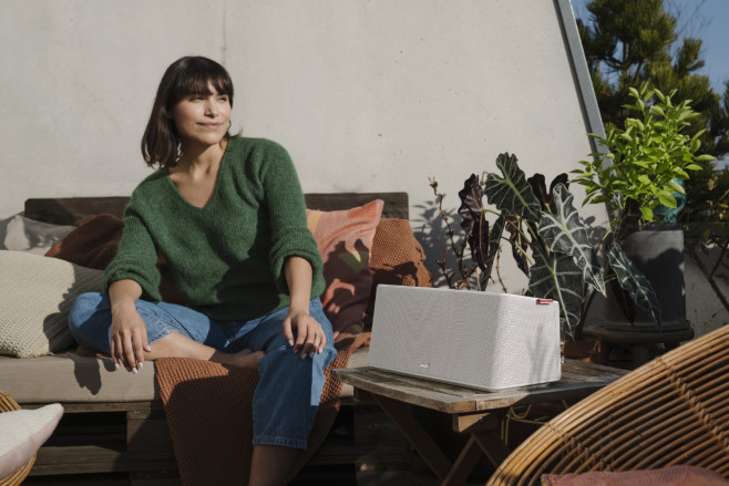 De Teufel Motiv Home werkt binnenshuis maar dankzij de ingebouwde accu en Bluetooth-verbinding ook buiten op het terras.