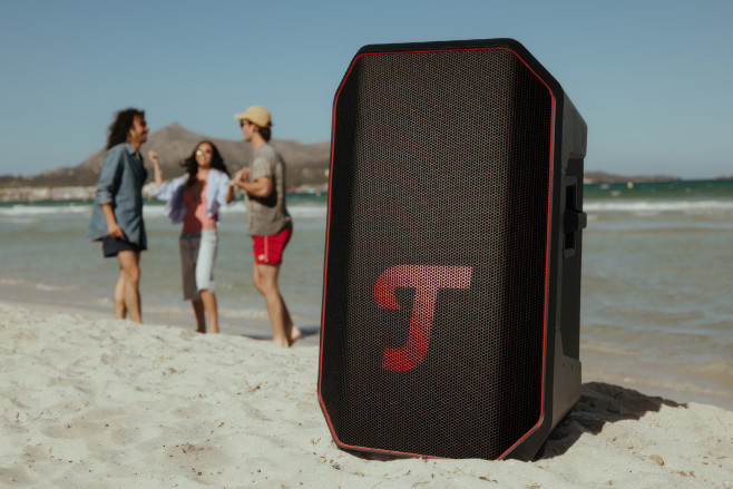 De Teufel Rockster 2 is groter en zwaarder dan de voorganger, met een langere accuduur en heel veel aansluitingen om hem in te zetten voor feesten en partijen.