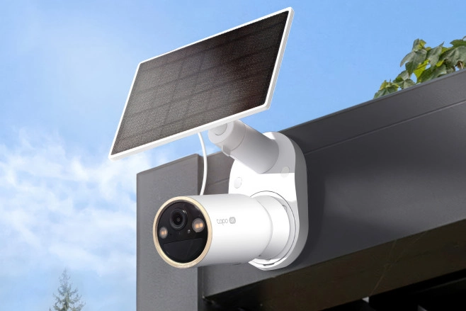 Deze buitencamera van TP-Link kan je overal ophangen dankzij het meegeleverde zonnepaneel