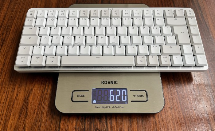 Het Logitech MX Mechanical Mini for Mac toetsenbord is geen vedergewicht.