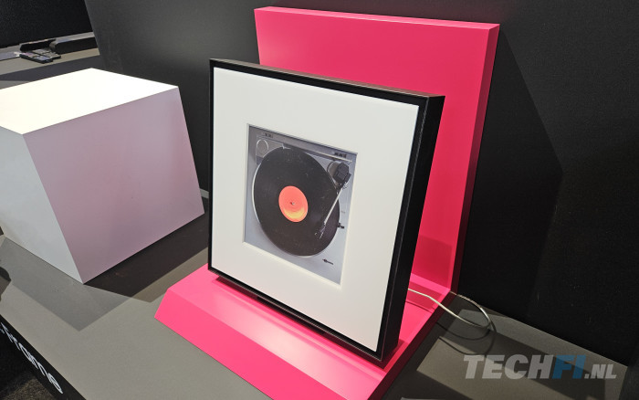 De Samsung Music Frame speaker herbergt krachtige versterking en zes drivers in een fraaie lijst.