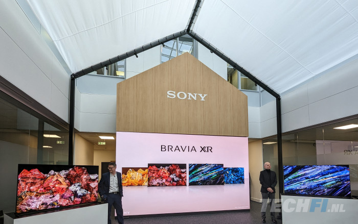 De vlaggenschepen van de Sony Bravia TV's voor 2023 zijn een MiniLED (links) en QD-OLED model (rechts)