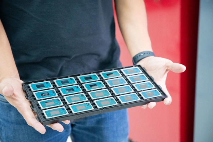 Tray met Intel Core Ultra chips