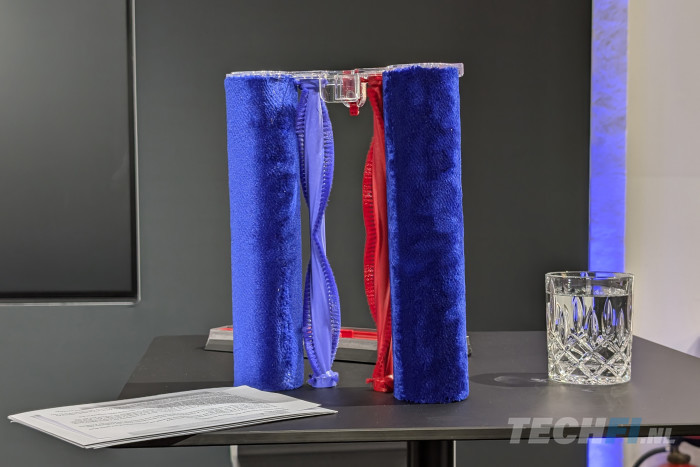 De rollers van de Dyson WashG1 zijn bekleed met zeer dichte microvezels - en moeten na het reinigen uit het apparaat drogen.