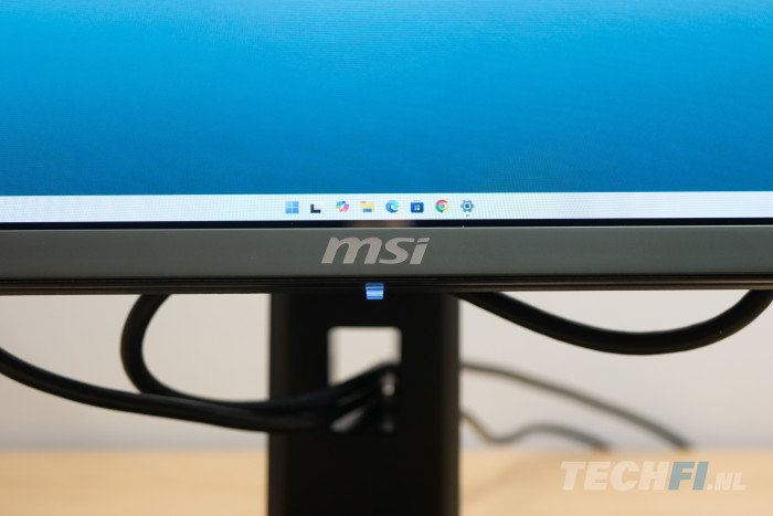 MSI MPG 272URX - logo in onderrand met (uitschakelbare) LED eronder