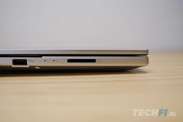 ASUS Vivobook Pro 15 OLED 2024 aansluitingen links met geheugenkaartlezer