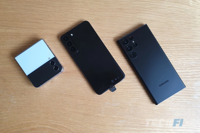 De opgevouwen Samsung Galaxy Z Flip 4 naast een Galaxy S22+ en een Galaxy S22 Ultra