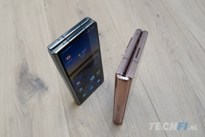 Samsung Galaxy Z Fold 4 - naast Fold 2 bovenaanzicht