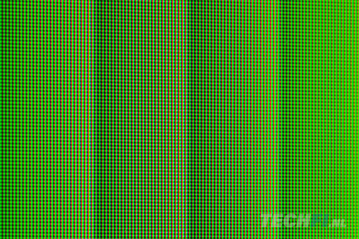 Een close-up van de Sony Bravia 7 II-televisie, met daarop de rgb-pixelstructuur zichtbaar.
